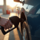 Main vérifiant la pression d'un pneu de voiture au matin