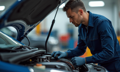 Mécanicien inspectant le moteur Peugeot 1,6 HDi en lumière naturelle